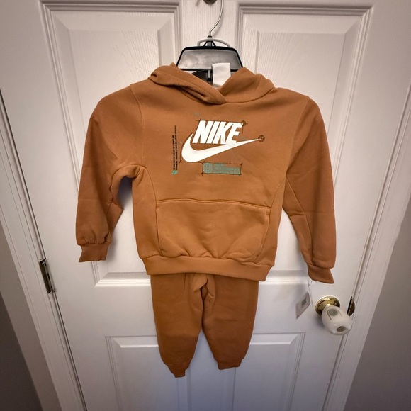 Nike Other - NWT Nike ‘Kids Future’ Utility Crew Brown Hoodie and Pants Set, Size 4T